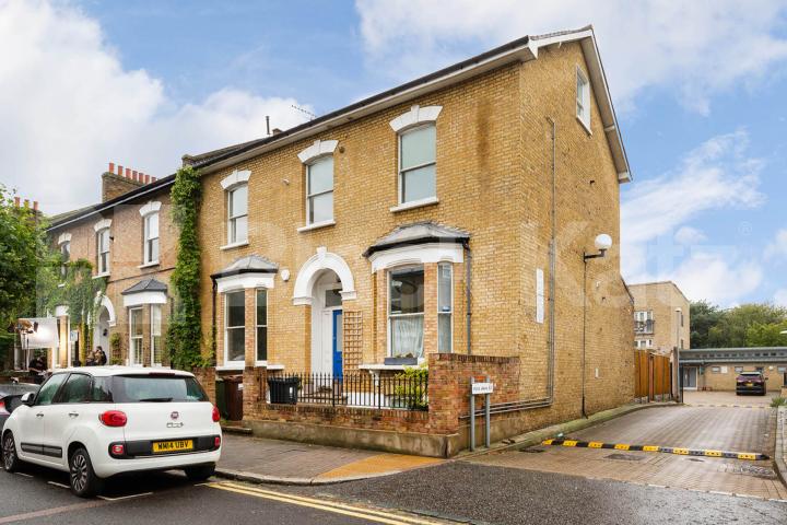 Top floor 3 bedroom in Hackney close to Hackney Downs Park Goulton Road, Hackney Central